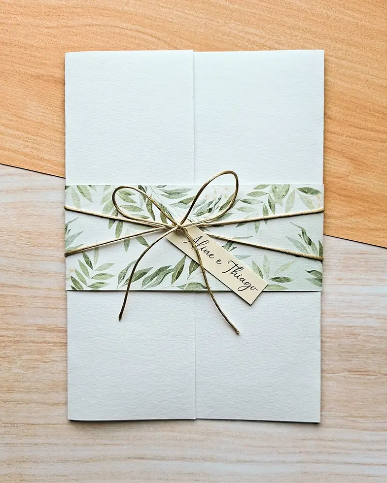 convite-casamento-branco-e-verde-folhagem.webp