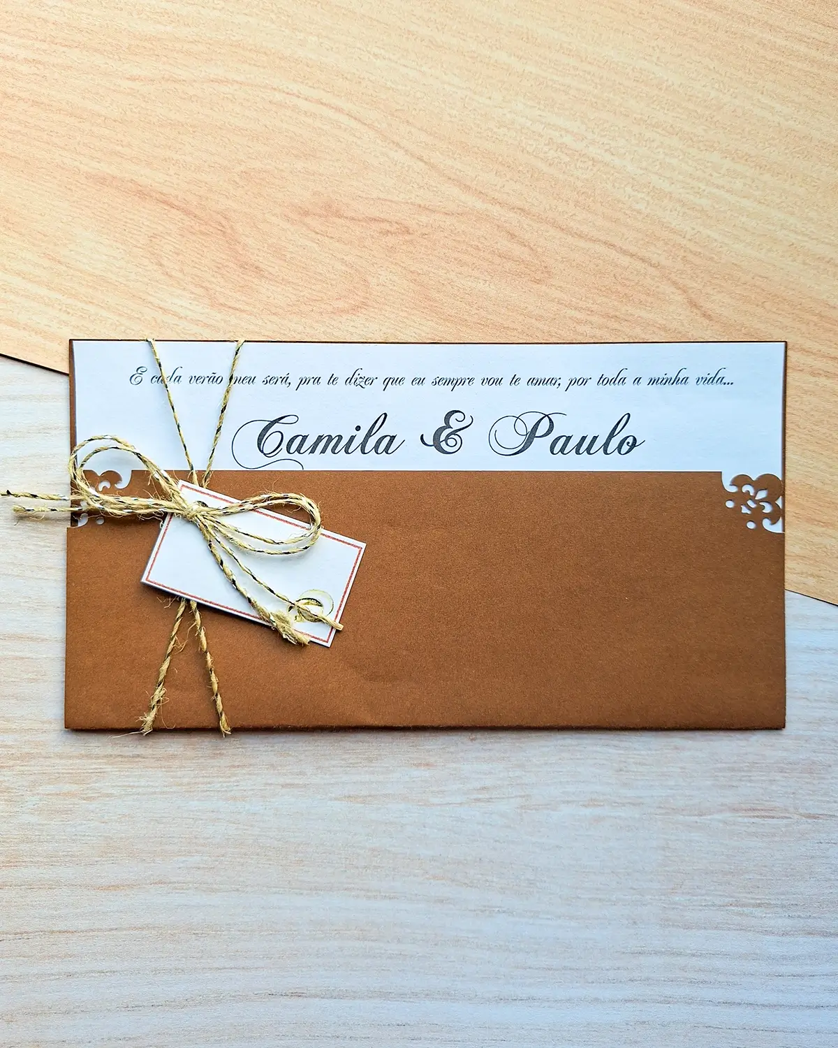 convite-casamento-marrom-e-dourado.webp