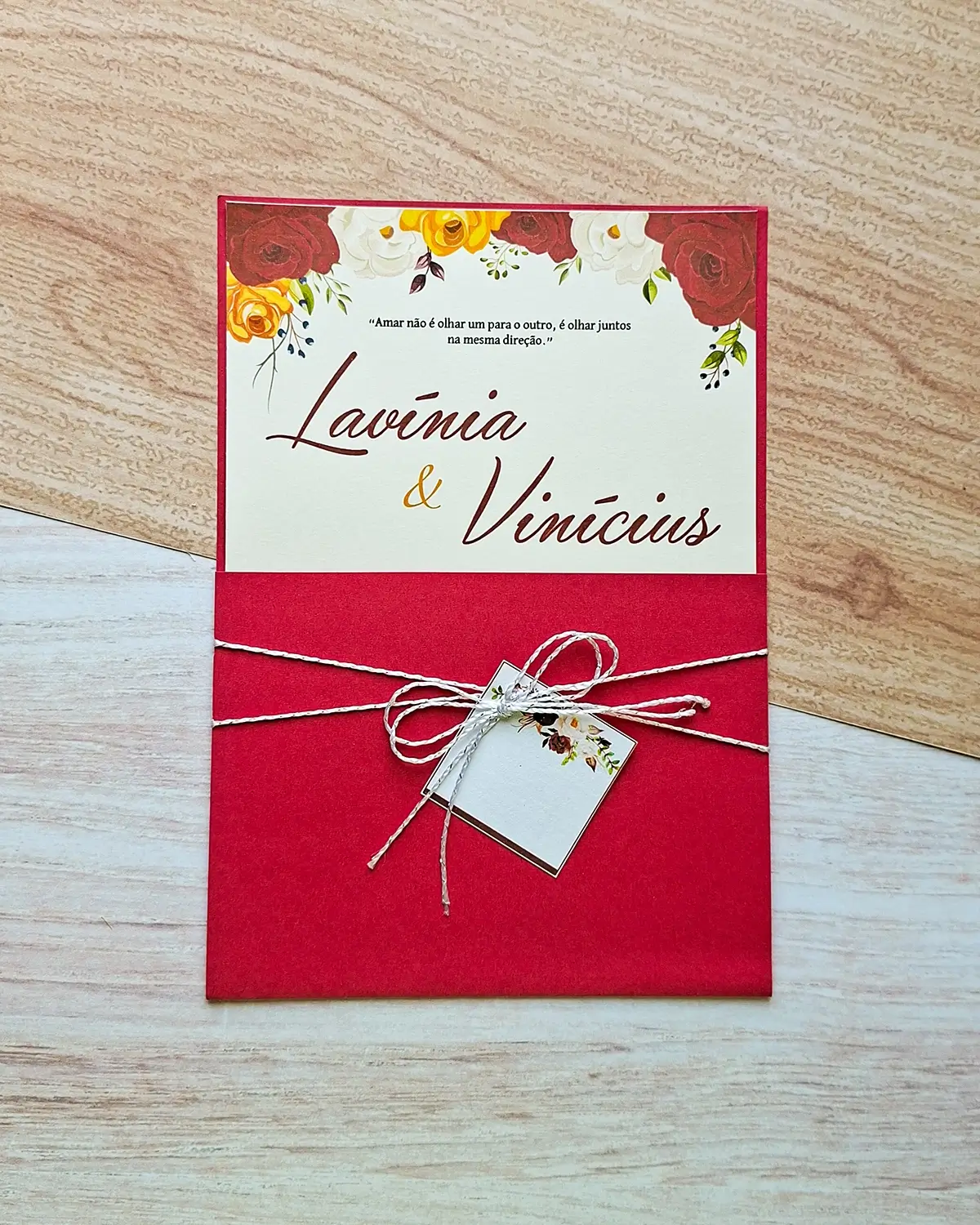 convite-casamento-vermelho-e-prata-floral.webp